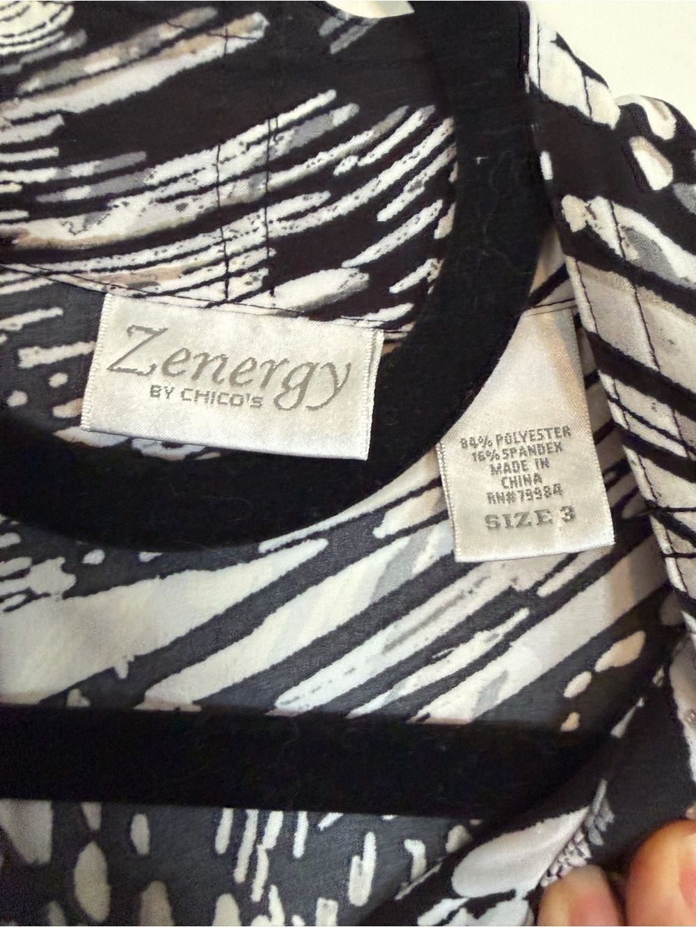 Zenergy Chico’s Activewear Jacket Size 3 (XL 16) Black Gray Abstract Full Zip - Picture 6 of 8